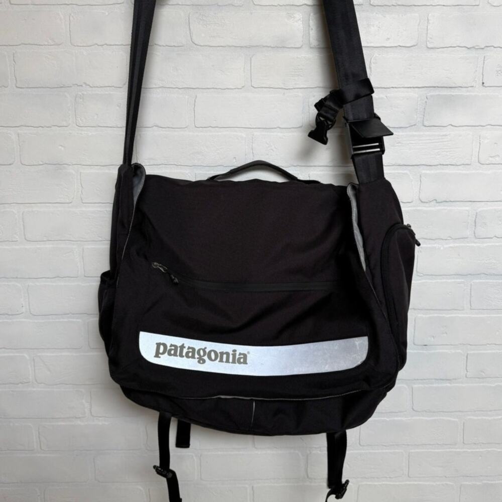 Patagonia Critical Mass Black Messenger Laptop Crossbody Bag Luggage